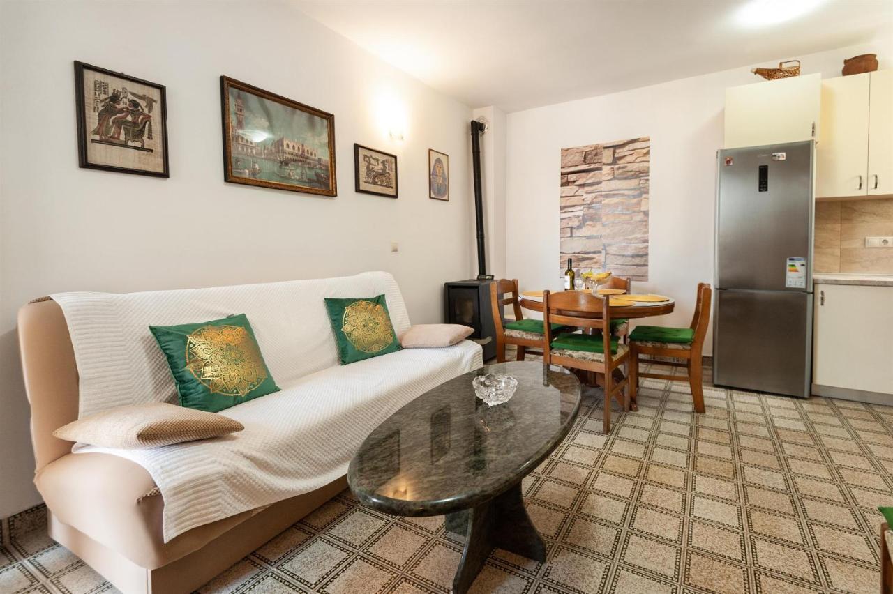 אומיס Apartments Antonija מראה חיצוני תמונה
