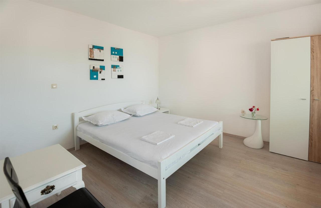 אומיס Apartments Antonija מראה חיצוני תמונה