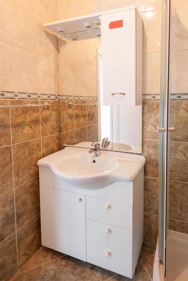 אומיס Apartments Antonija מראה חיצוני תמונה