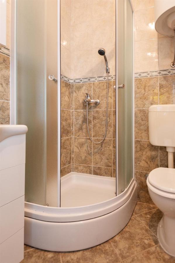 אומיס Apartments Antonija מראה חיצוני תמונה